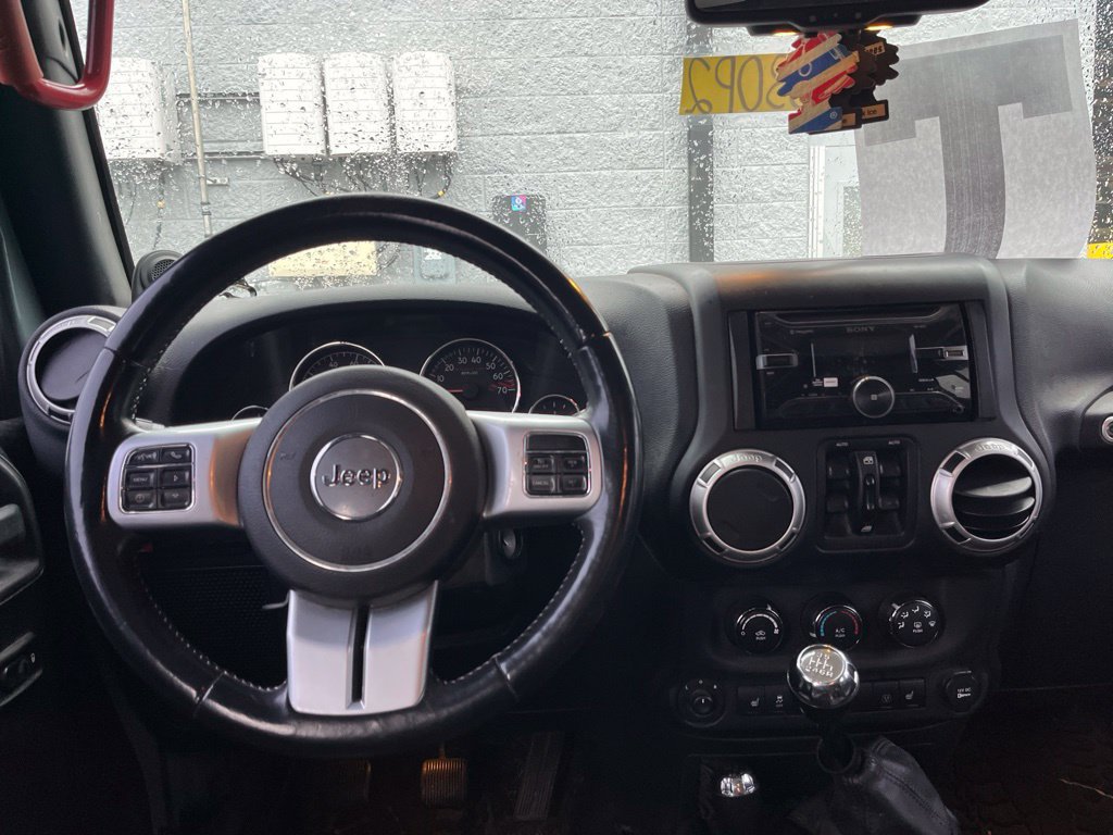 Used 2014 Jeep Wrangler Unlimited Rubicon AWD/4WD image 15