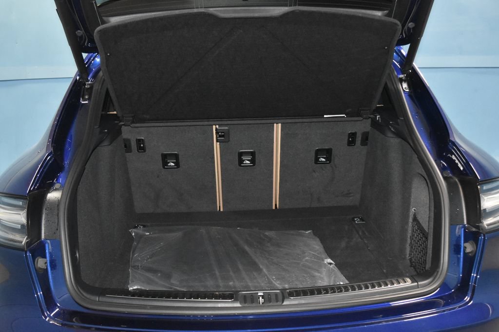 Certified 2025 Porsche Macan AWD/4WD image 32