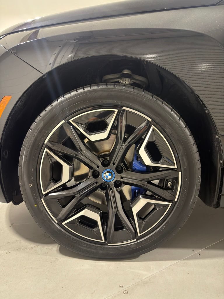 Used 2024 BMW iX xDrive50 w/ Sport Package AWD/4WD image 3