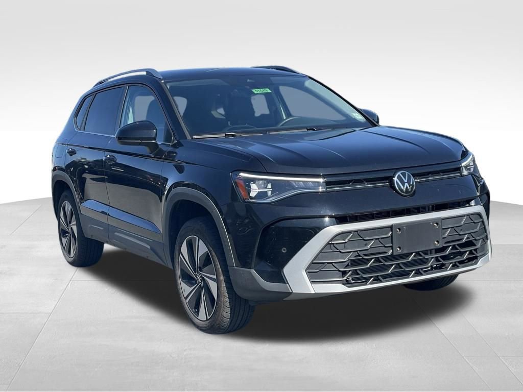 Certified 2025 Volkswagen Taos SE image 3