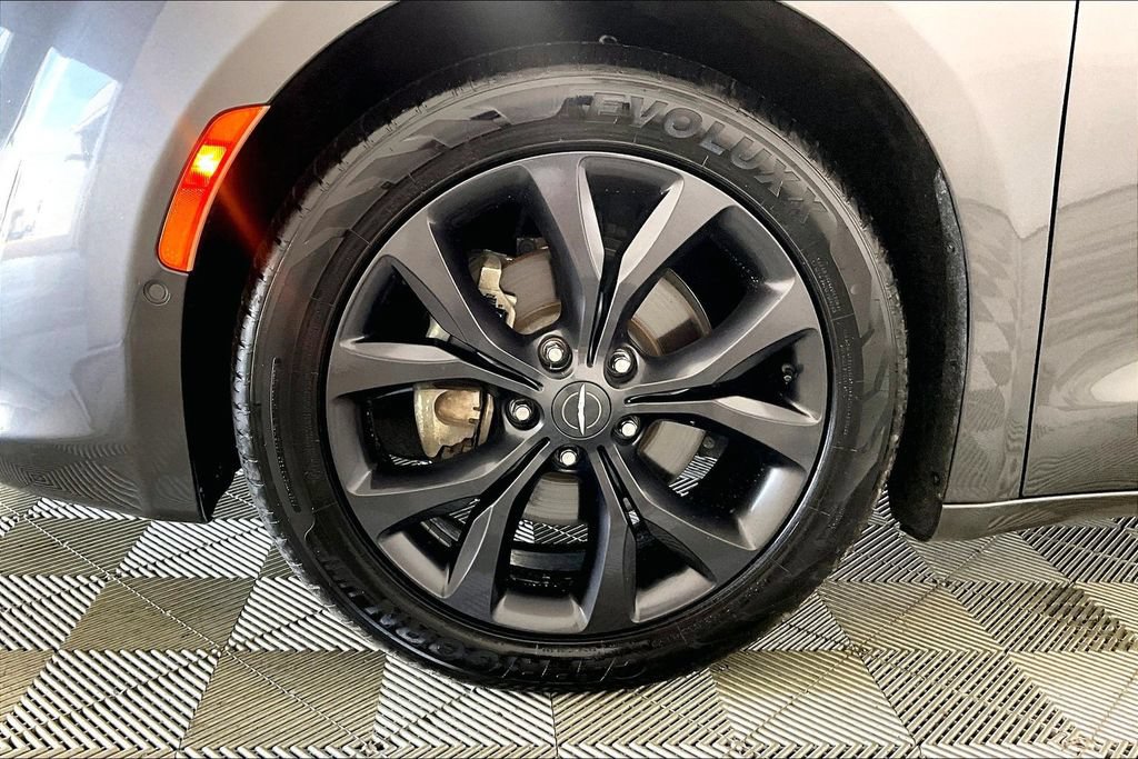 Used 2020 Chrysler Pacifica Limited w/ Advanced Safetytec Group FWD image 8