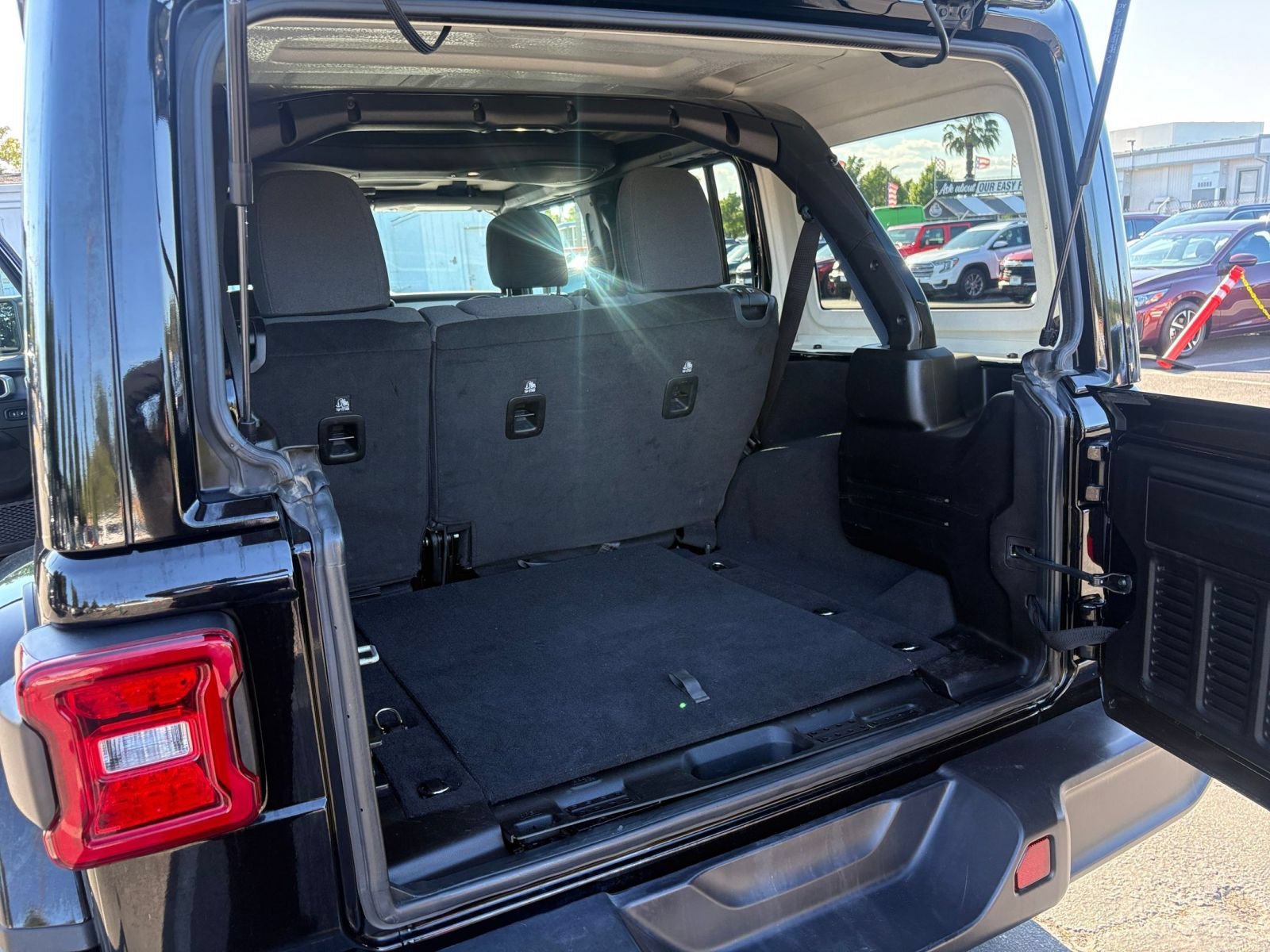Used 2025 Jeep Wrangler Unlimited Sahara AWD/4WD image 31