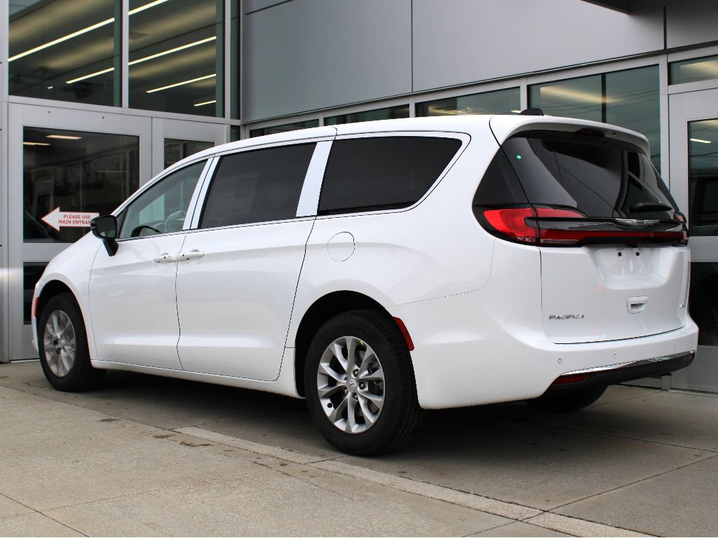 New 2026 Chrysler Pacifica Select AWD/4WD image 6