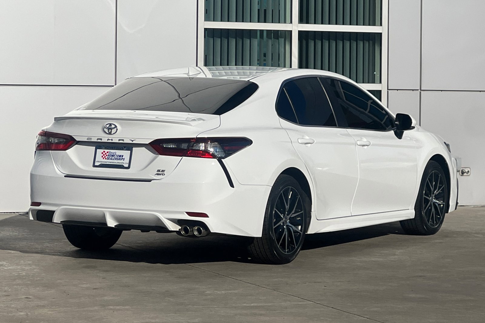 Used 2023 Toyota Camry SE image 4