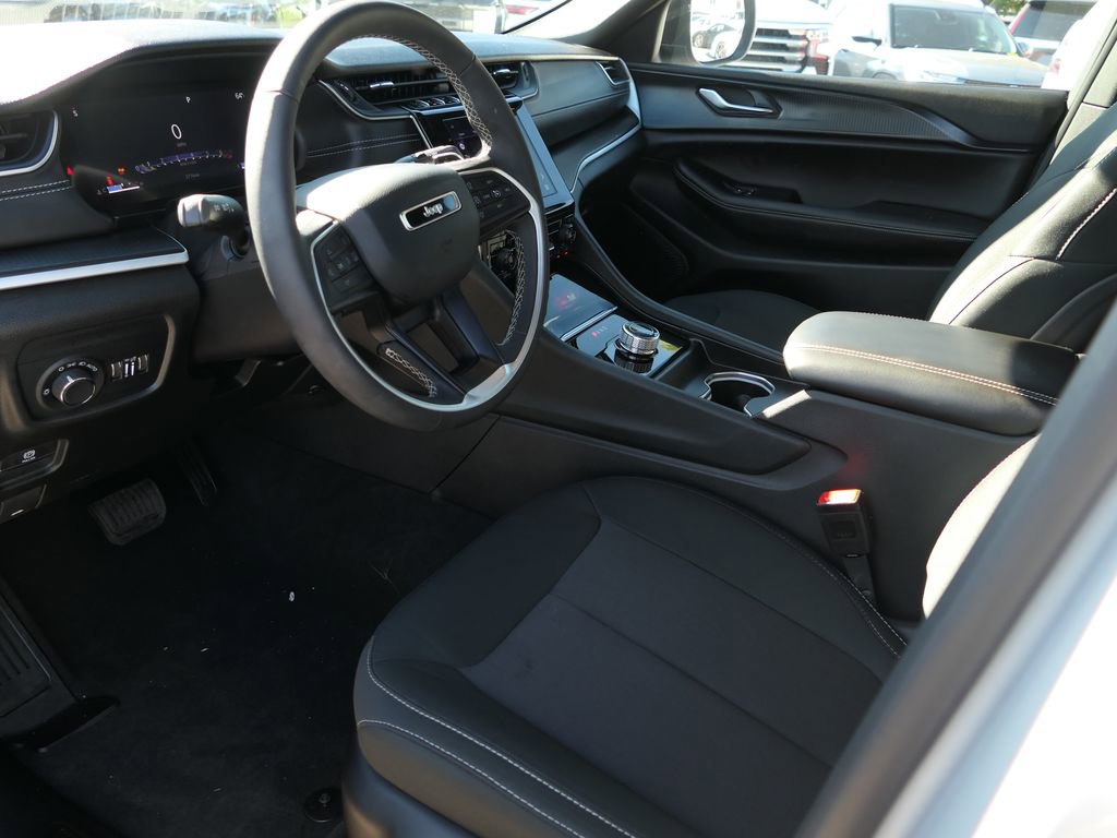 Used 2025 Jeep Grand Cherokee Laredo image 9