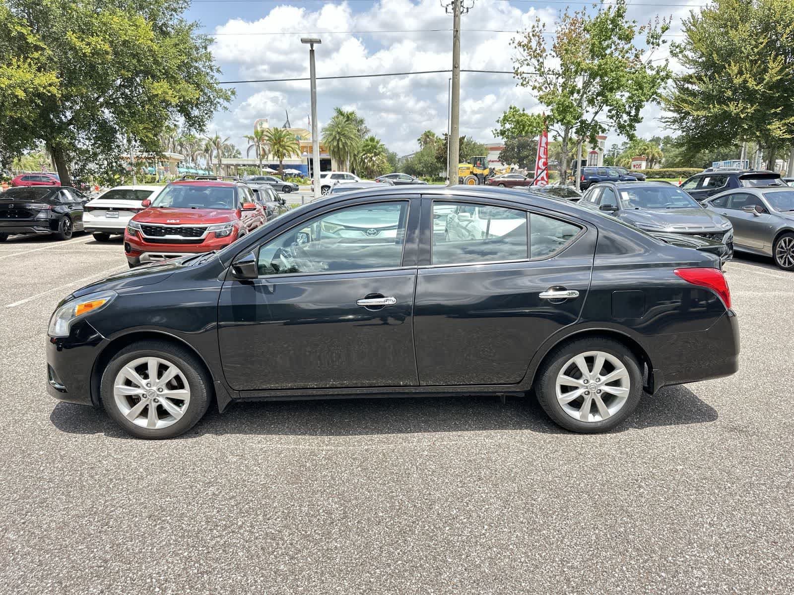Used 2017 Nissan Versa FWD image 3