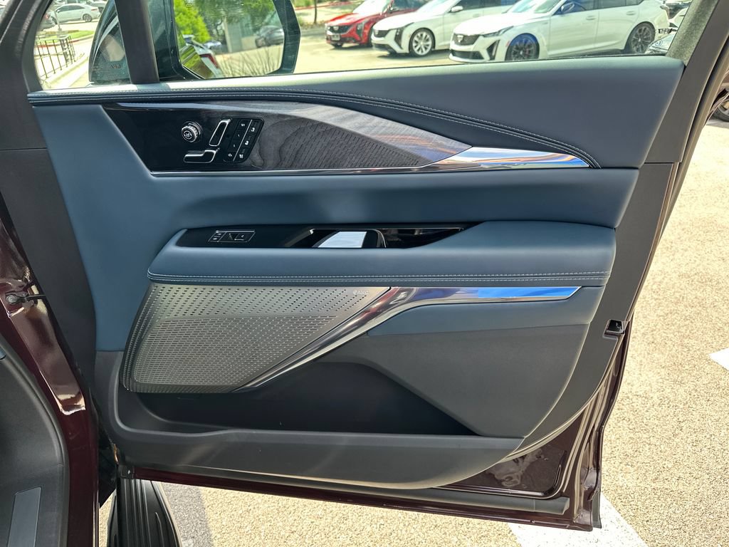 Certified 2025 Cadillac Escalade IQ Luxury 2 w/ LPO, Premium Carpet Package AWD/4WD image 39