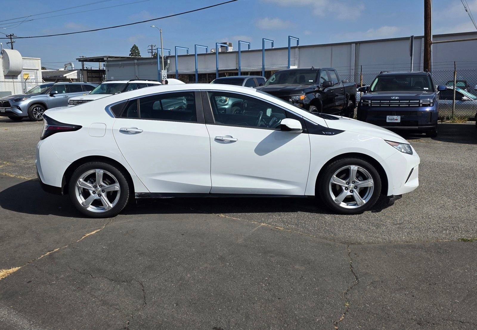 Used 2017 Chevrolet Volt LT w/ Comfort Package FWD image 8