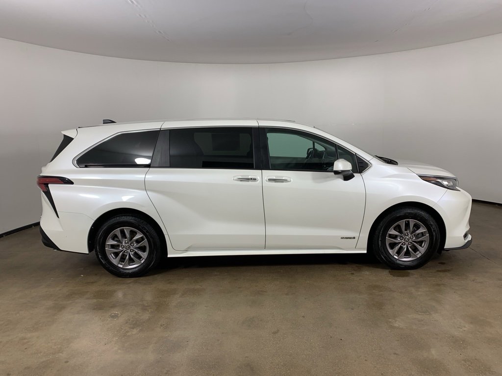 Used 2021 Toyota Sienna XLE image 7