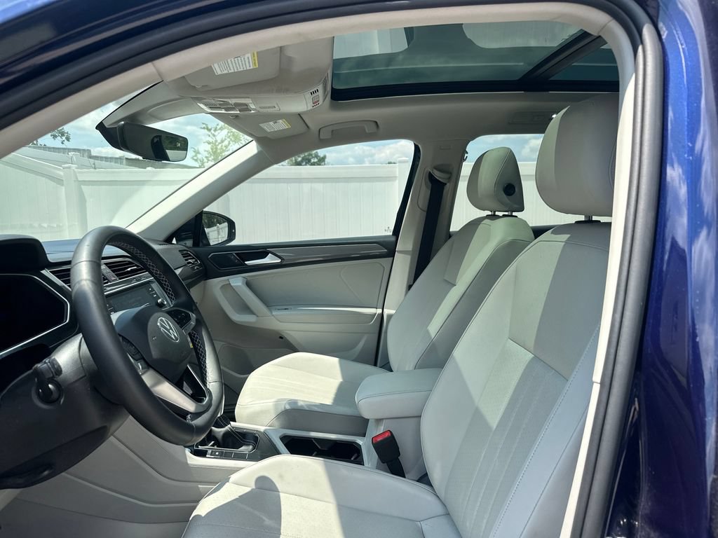 Used 2023 Volkswagen Tiguan SE w/ Panoramic Sunroof Package FWD image 12