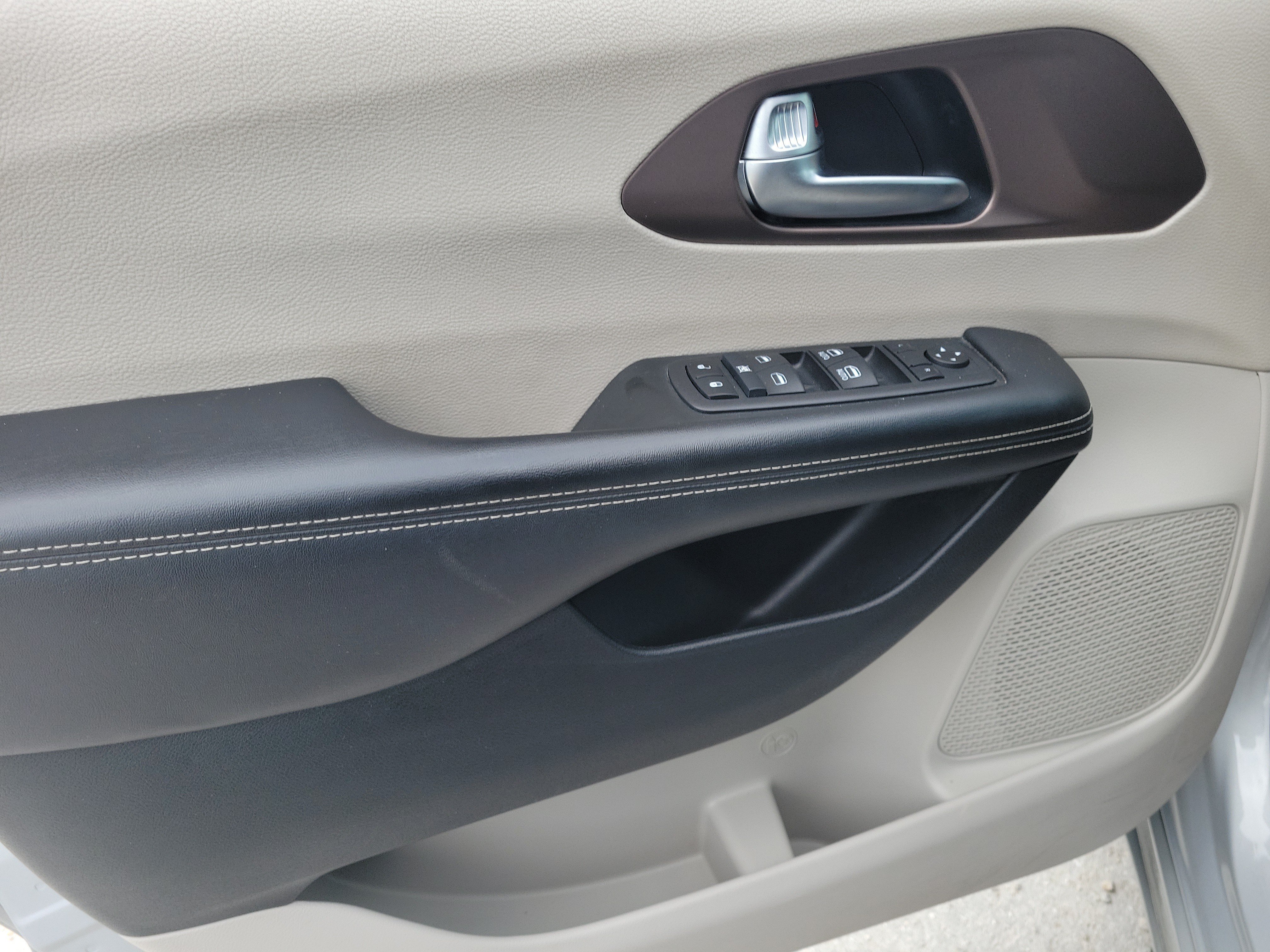 Used 2023 Chrysler Voyager LX FWD image 21