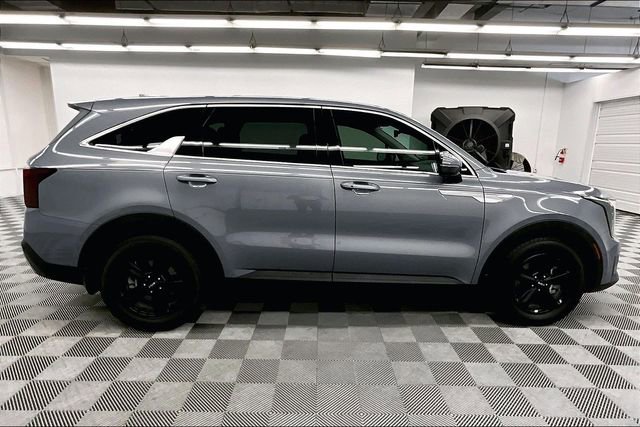 Used 2025 Kia Sorento LX image 14