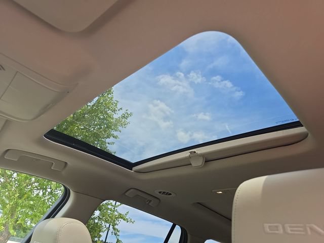 Used 2018 GMC Acadia Denali w/ Technology Package FWD image 32