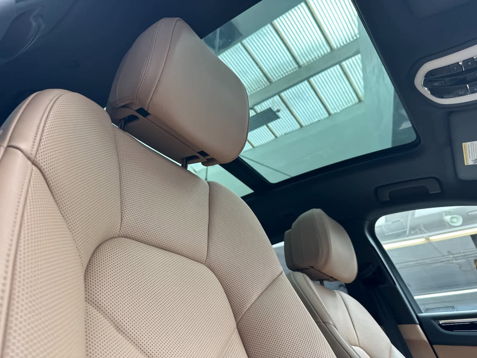 Certified 2025 Porsche Macan AWD/4WD image 18