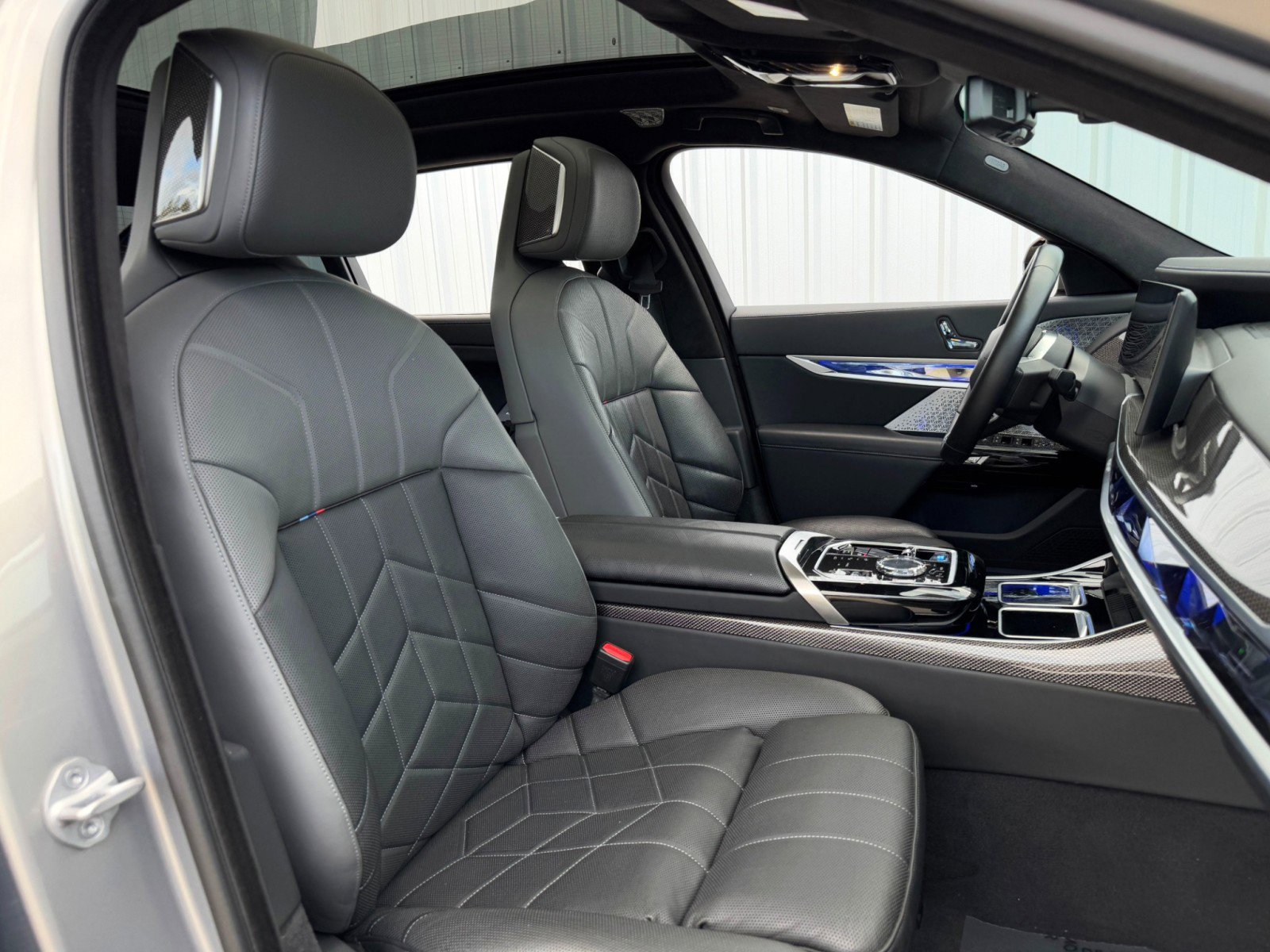 Used 2023 BMW i7 xDrive60 image 16