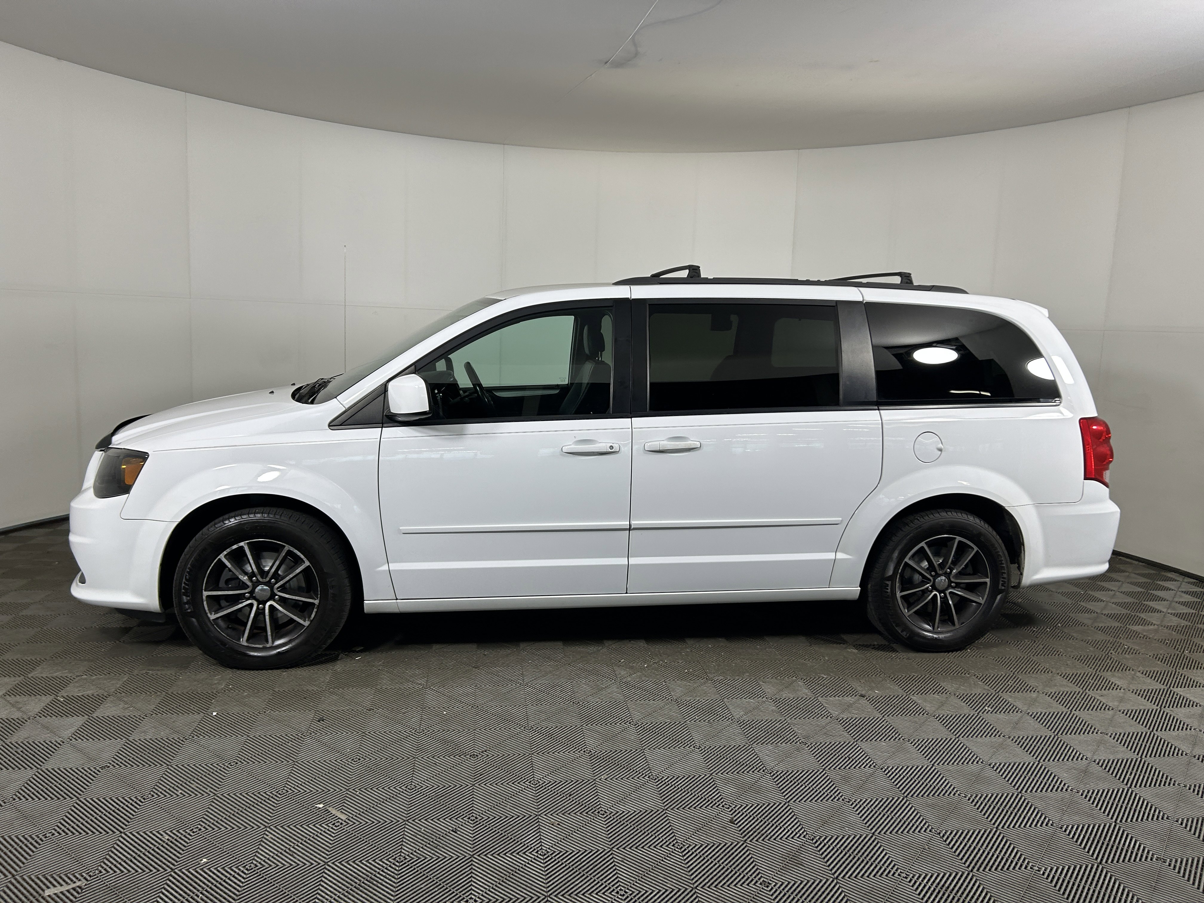 Used 2017 Dodge Grand Caravan GT image 2