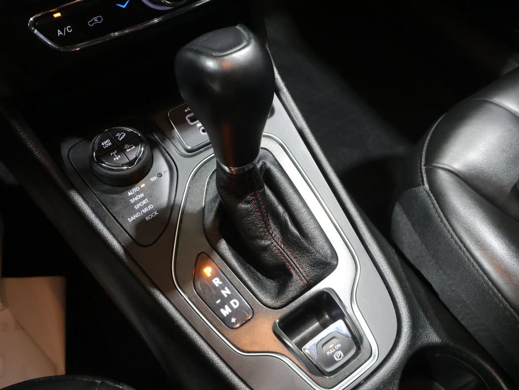 Used 2022 Jeep Cherokee Trailhawk AWD/4WD image 34