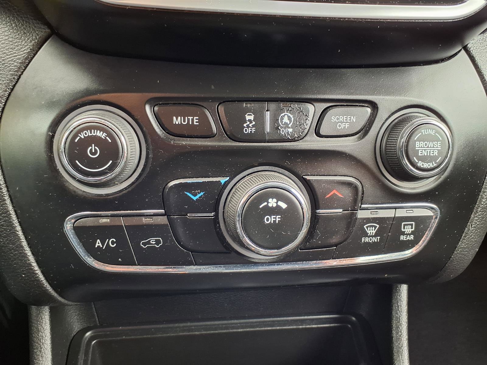 Used 2019 Jeep Cherokee Latitude w/ Popular Appearance Group FWD image 7