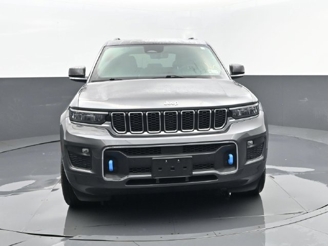 Used 2022 Jeep Grand Cherokee Overland w/ Luxury Tech Group IV AWD/4WD image 3