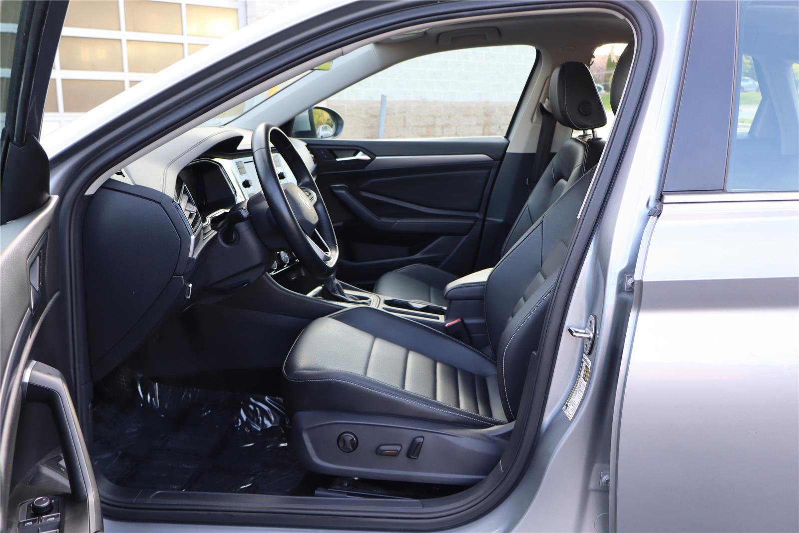 Used 2022 Volkswagen Jetta SE image 12