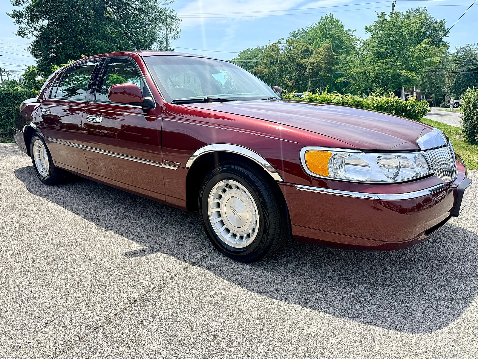 Used 2002 Lincoln Town Car Executive RWD image 3
