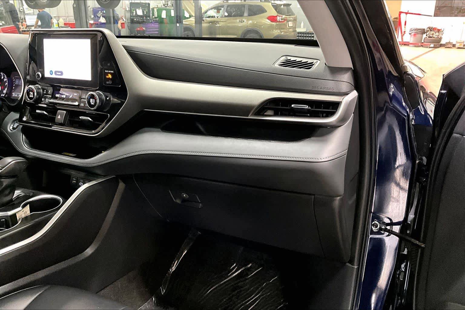 Used 2023 Toyota Highlander XLE AWD/4WD image 19