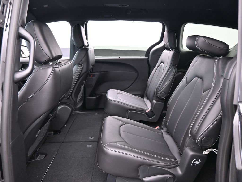 New 2026 Chrysler Pacifica Select image 30
