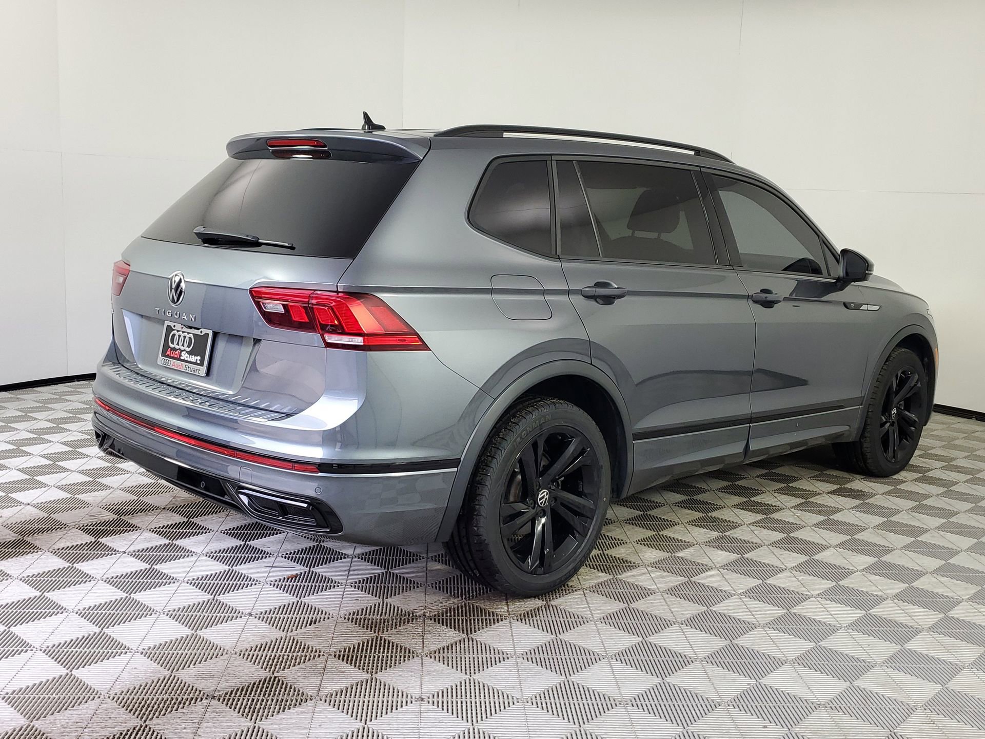 Used 2023 Volkswagen Tiguan SE R-Line image 10