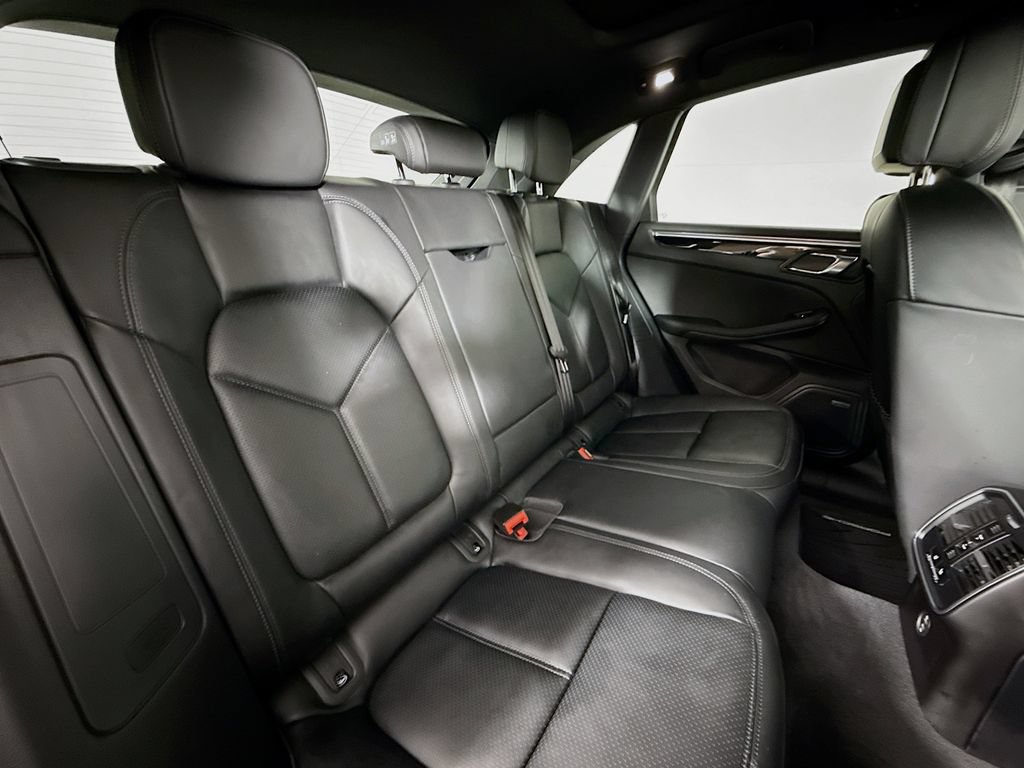 Certified 2025 Porsche Macan AWD/4WD image 29