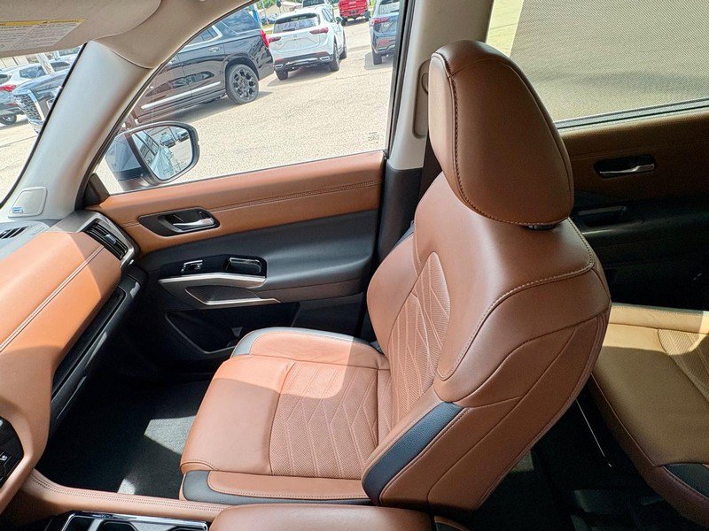 Used 2025 Nissan Pathfinder Platinum FWD image 17