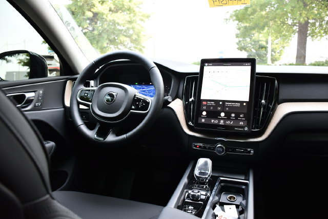 New 2026 Volvo XC60 T8 Plus w/ Climate Package PRO AWD/4WD image 18