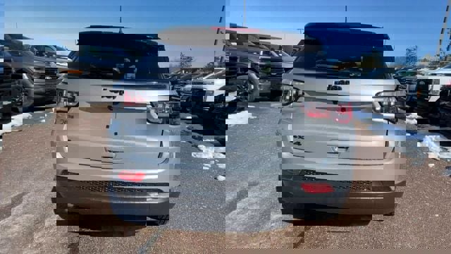 Used 2023 Jeep Compass Altitude AWD/4WD image 3