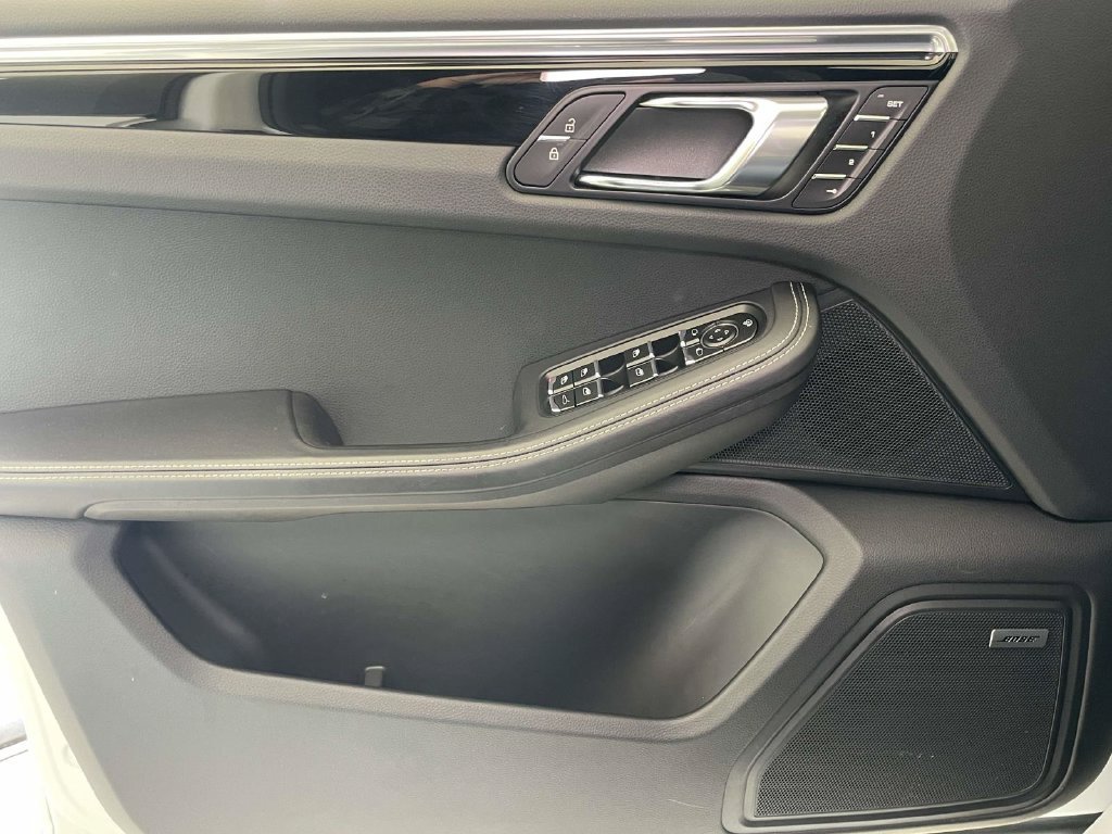 Certified 2025 Porsche Macan Turbo AWD/4WD image 36