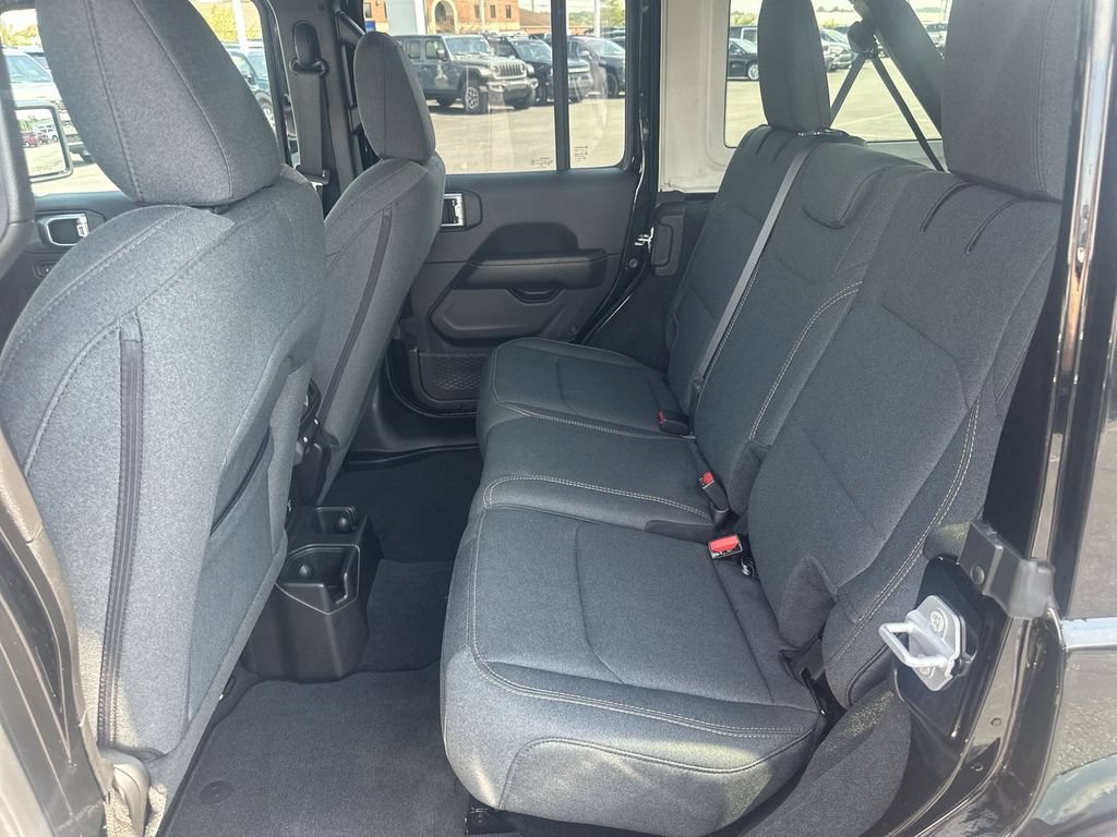Used 2026 Jeep Wrangler Unlimited Sahara AWD/4WD image 28