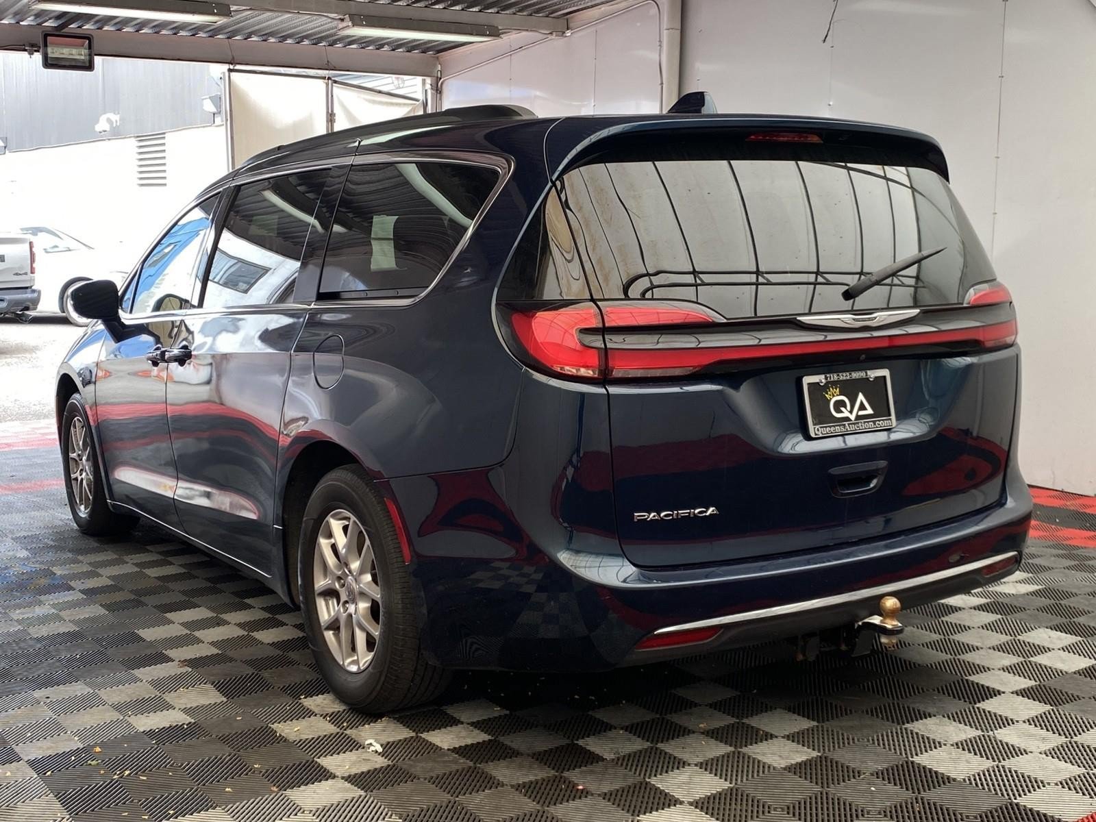 Used 2022 Chrysler Pacifica Touring-L FWD image 4