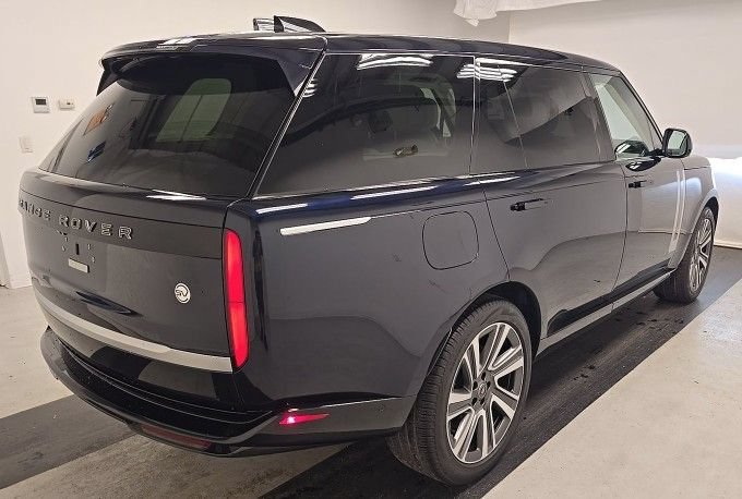 Used 2023 Land Rover Range Rover SV AWD/4WD image 4
