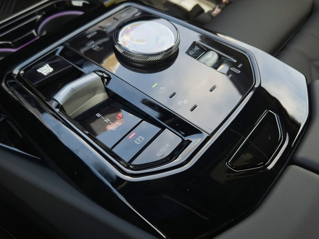 New 2026 BMW 550e xDrive w/ Premium Package image 9