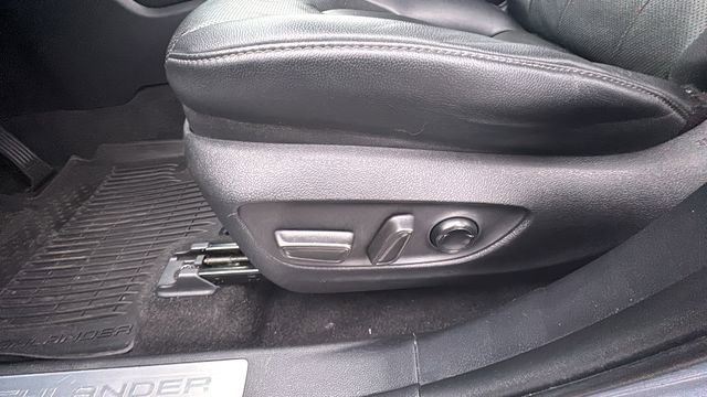 Used 2023 Toyota Highlander Limited image 28