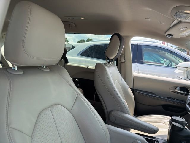 Used 2021 Chrysler Pacifica Touring-L FWD image 12