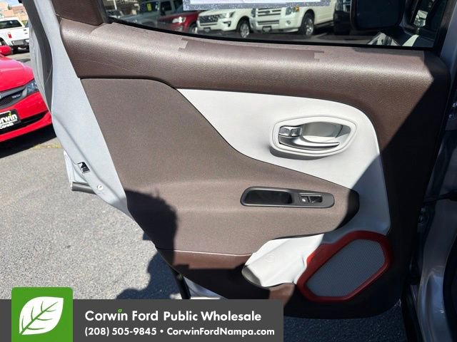 Used 2015 Jeep Renegade Latitude AWD/4WD image 28