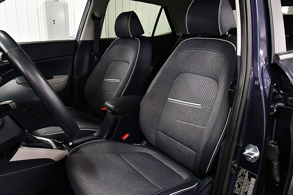 Used 2025 Hyundai Venue Limited FWD image 28