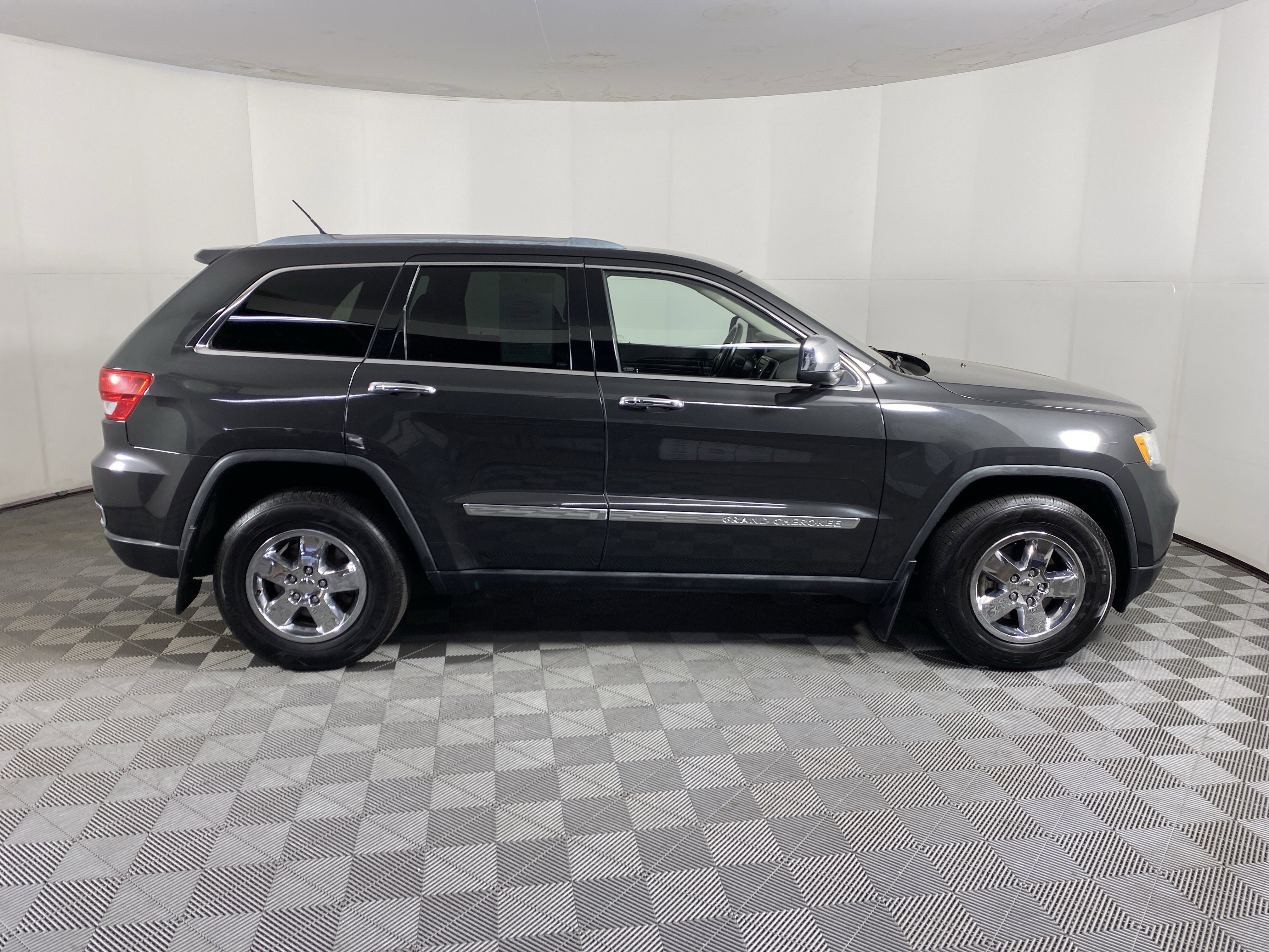 Used 2011 Jeep Grand Cherokee Laredo AWD/4WD image 2