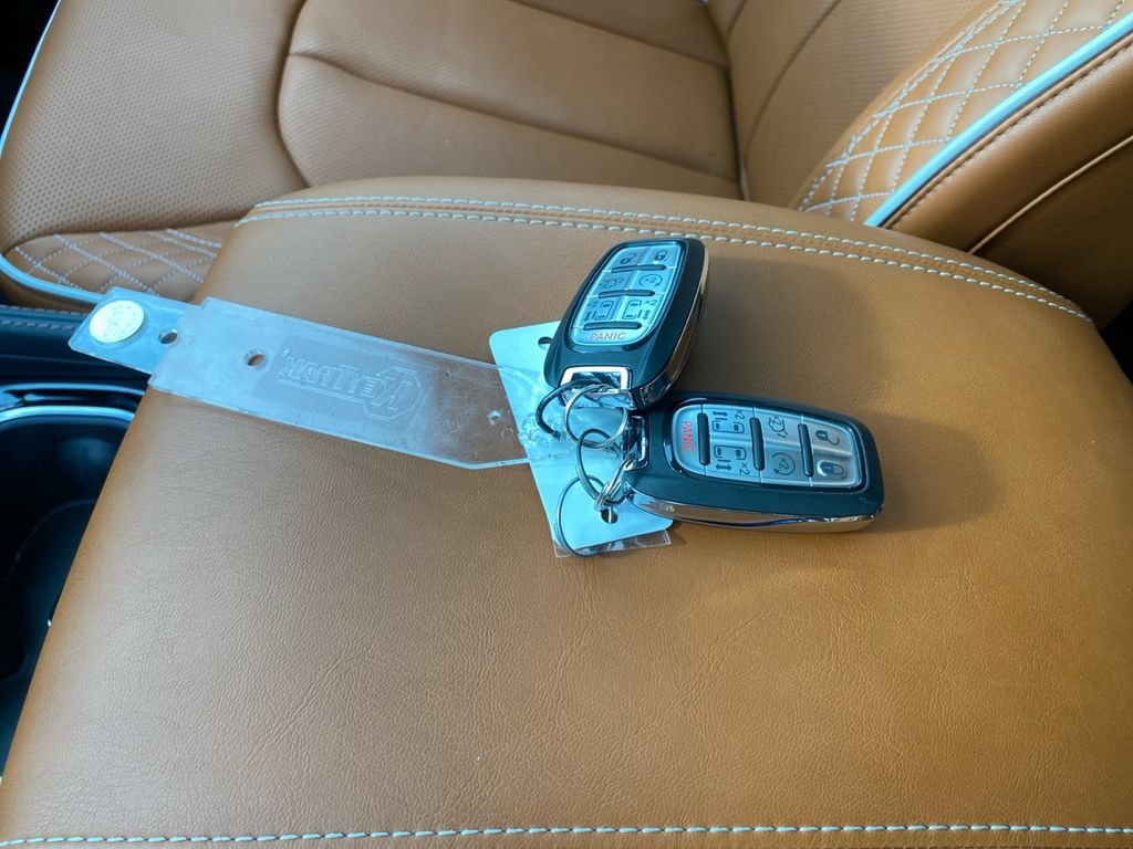 Used 2024 Chrysler Pacifica Pinnacle FWD image 35