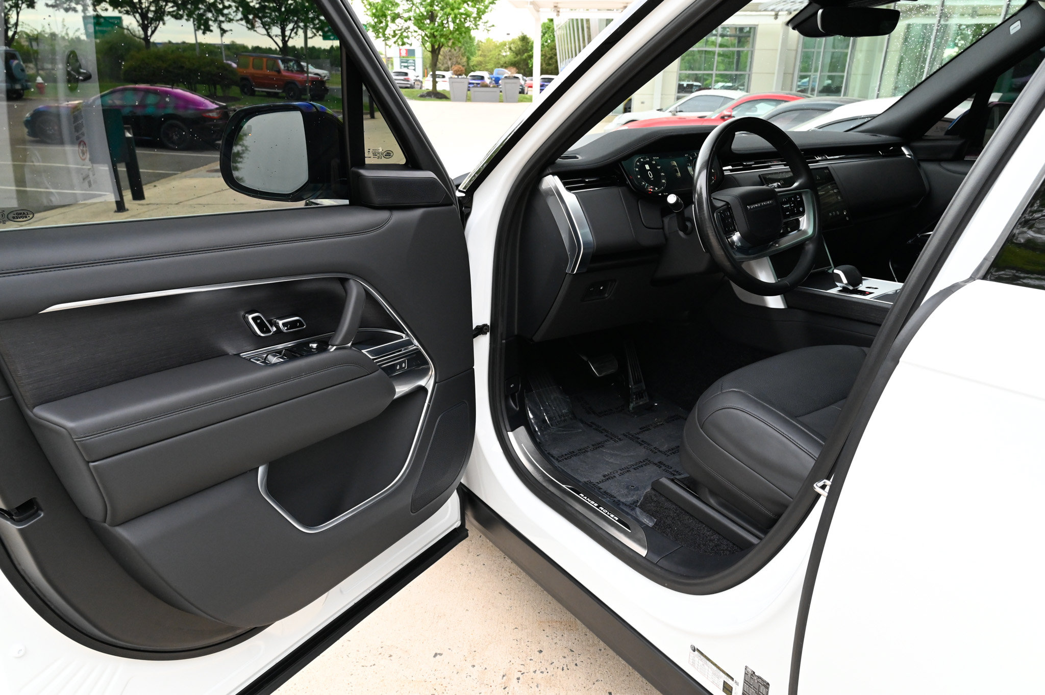 Used 2025 Land Rover Range Rover SE AWD/4WD image 15
