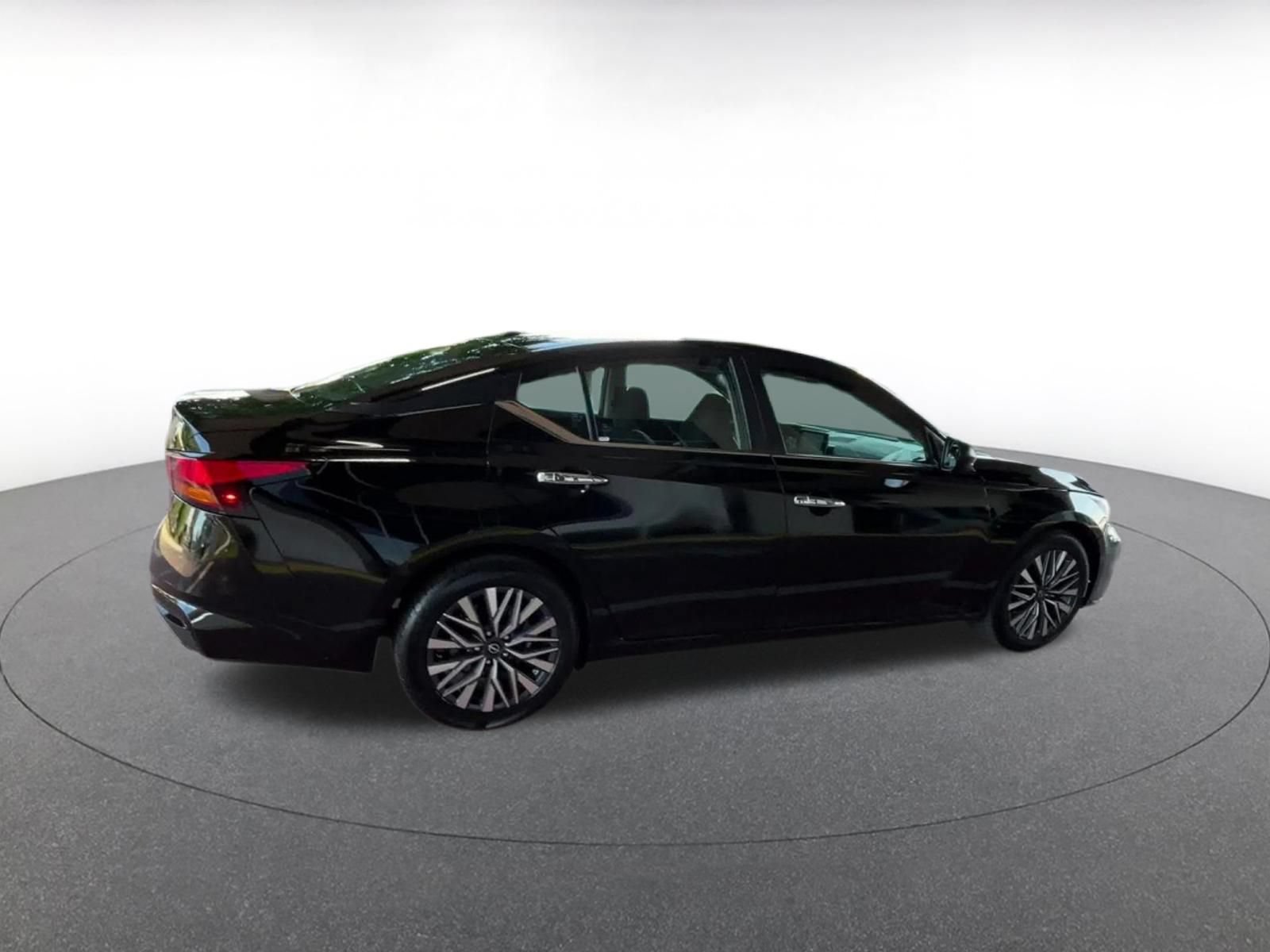 Used 2025 Nissan Altima 2.5 SV FWD image 14