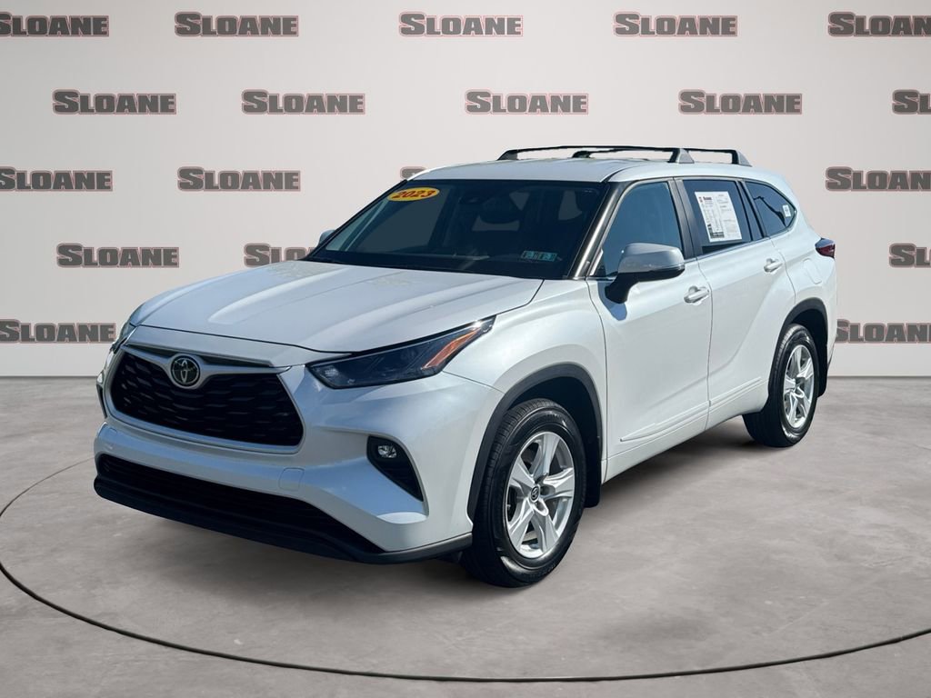 Used 2023 Toyota Highlander LE AWD/4WD image 1