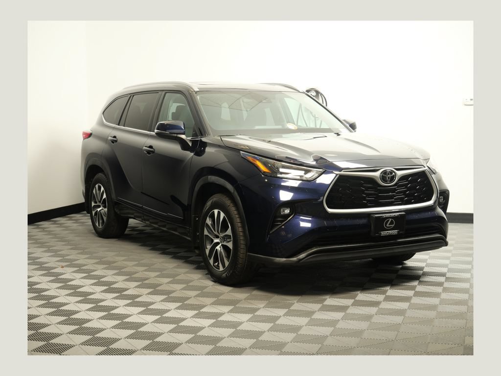 Used 2022 Toyota Highlander XLE AWD/4WD image 1