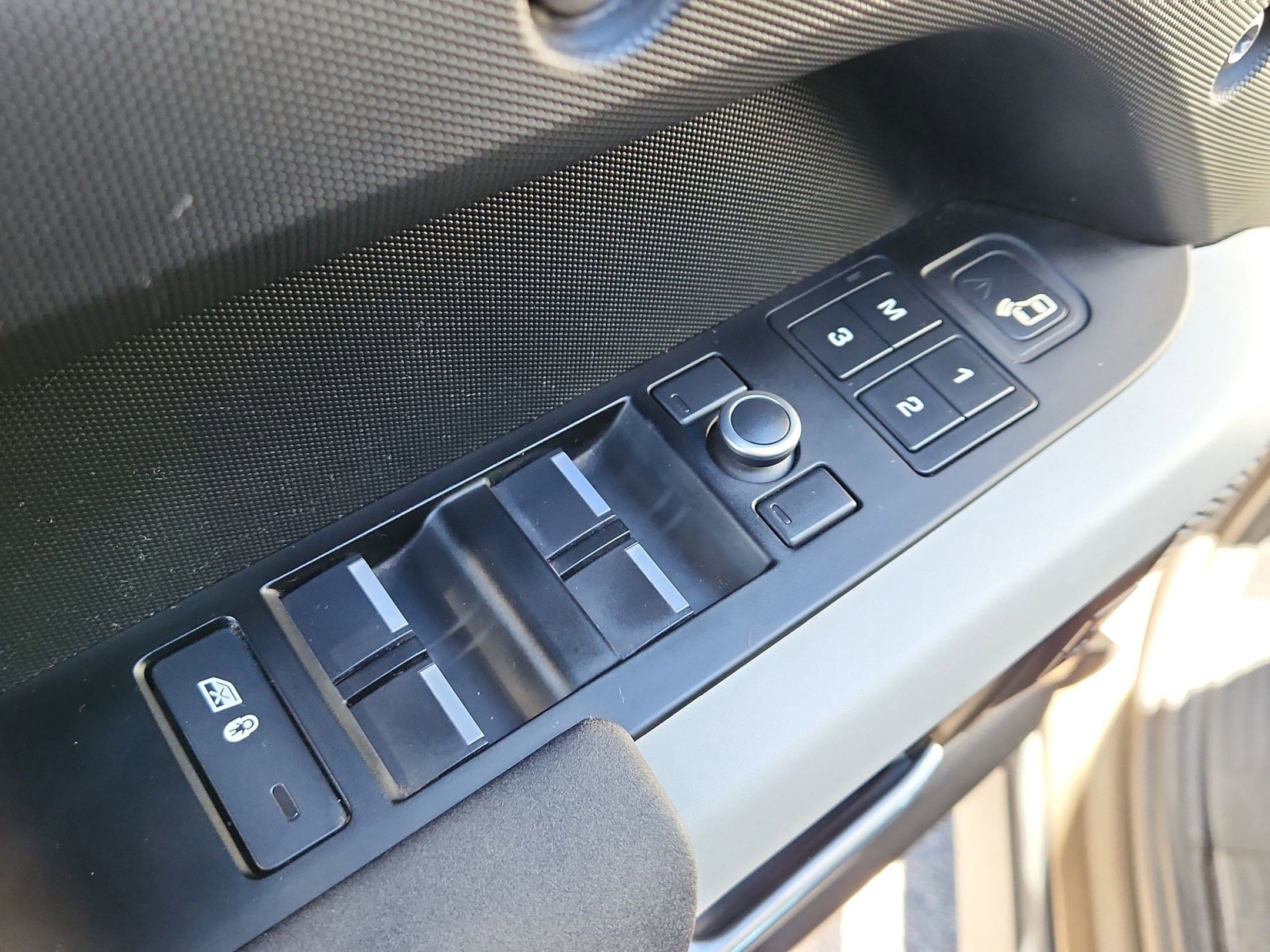 Used 2020 Land Rover Defender 110 SE image 22