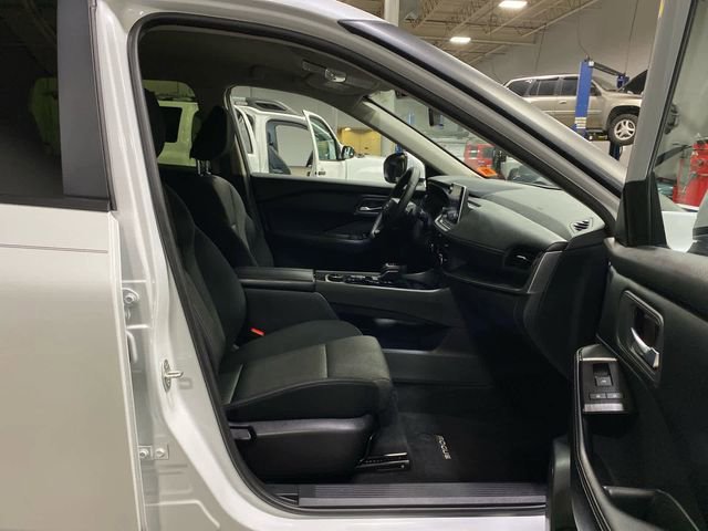 Certified 2025 Nissan Rogue SV image 31