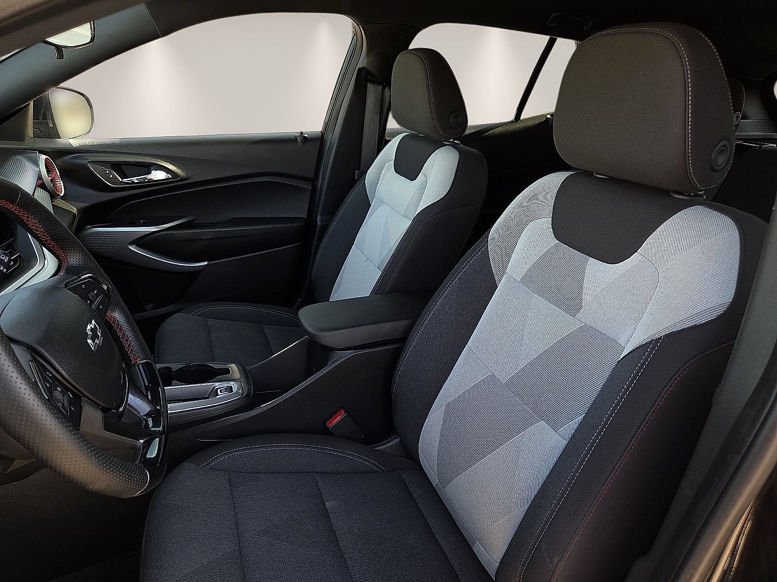 Used 2025 Chevrolet Trax RS FWD image 14